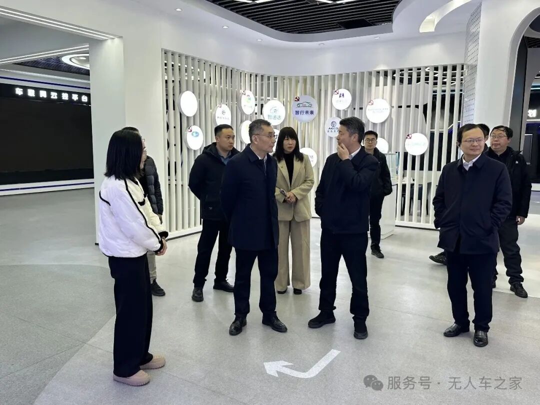 凌屹副市长参观智行未来产品展示区