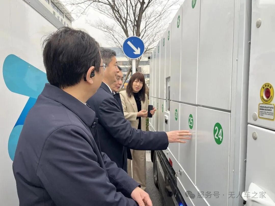 凌屹副市长了解无人车技术细节